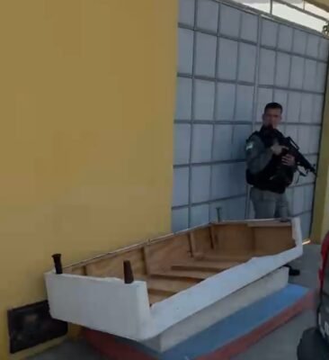 Policiais do 2º BPM ajudam família ameaçada a realizar mudança no bairro Belo Horizonte, em Mossoró