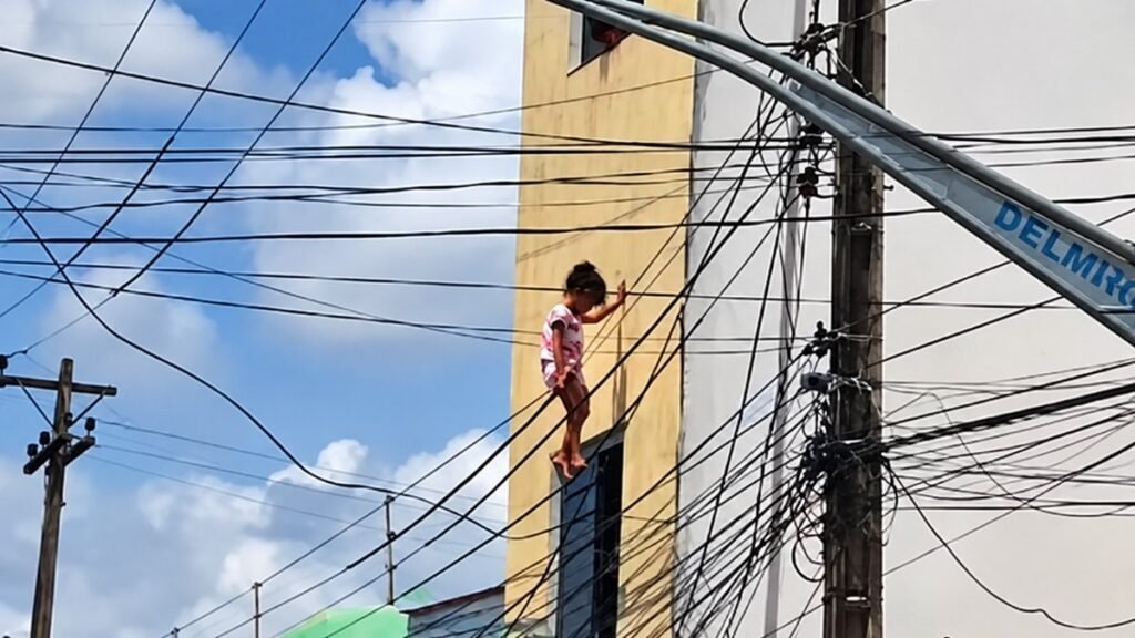 Policial resgata criança que caiu do 2º andar e ficou presa em fios em Alagoas