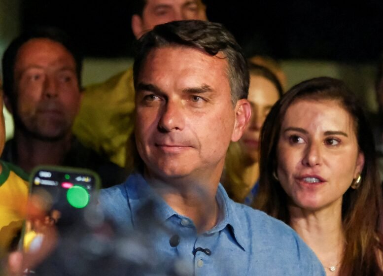 Quem promete cargos ou ministérios em meu nome é picareta, diz Flávio Bolsonaro