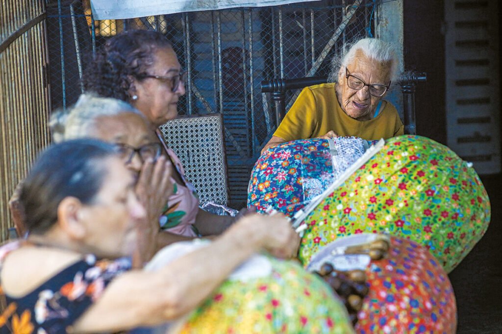 Rendeiras de bilros da Vila de Ponta Negra são reconhecidas como patrimônio cultural do RN