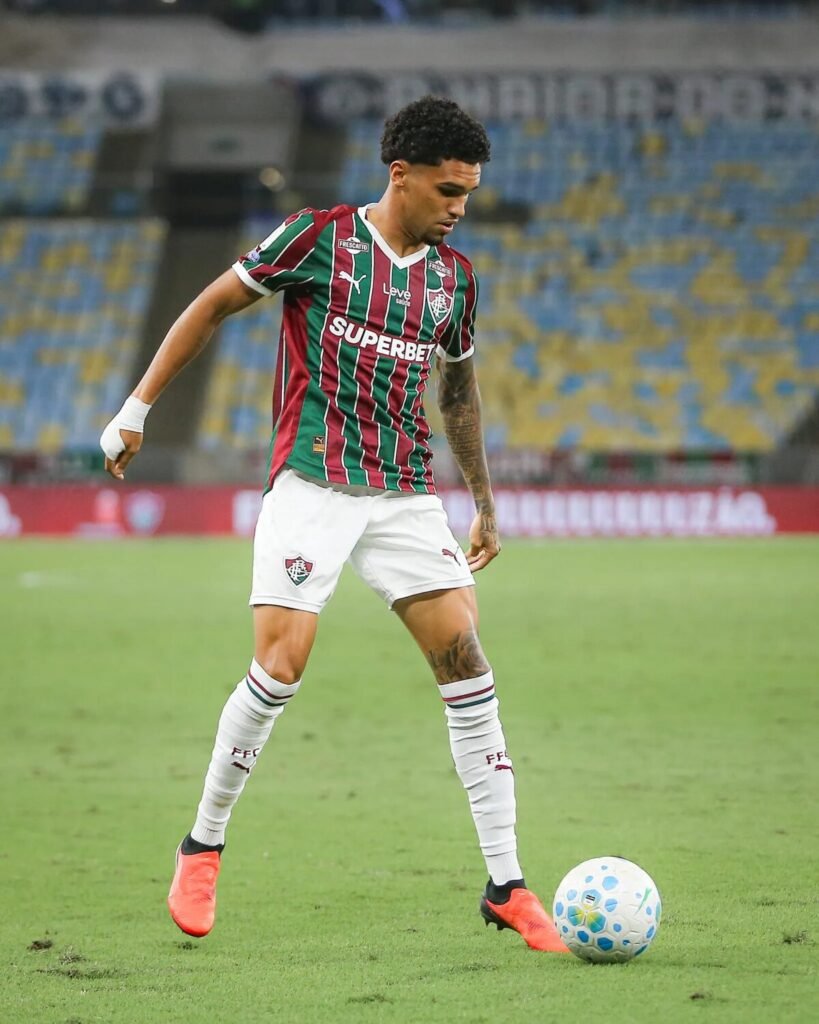 Riquelme sofre lesão muscular na coxa e vai desfalcar o Fluminense nos próximos jogos