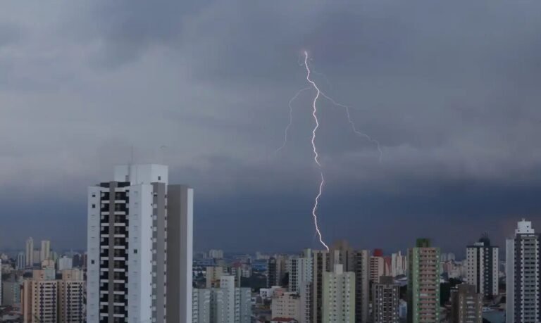 São Paulo terá mais chuvas fortes no fim da tarde desta quinta (15)