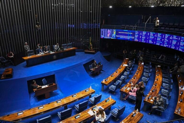 Senado começa a votar PEC que prevê o fim da escala 6x1
