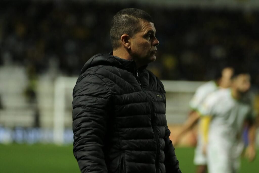 Técnico do Criciúma explica mudança de metade do time titular contra o América-MG