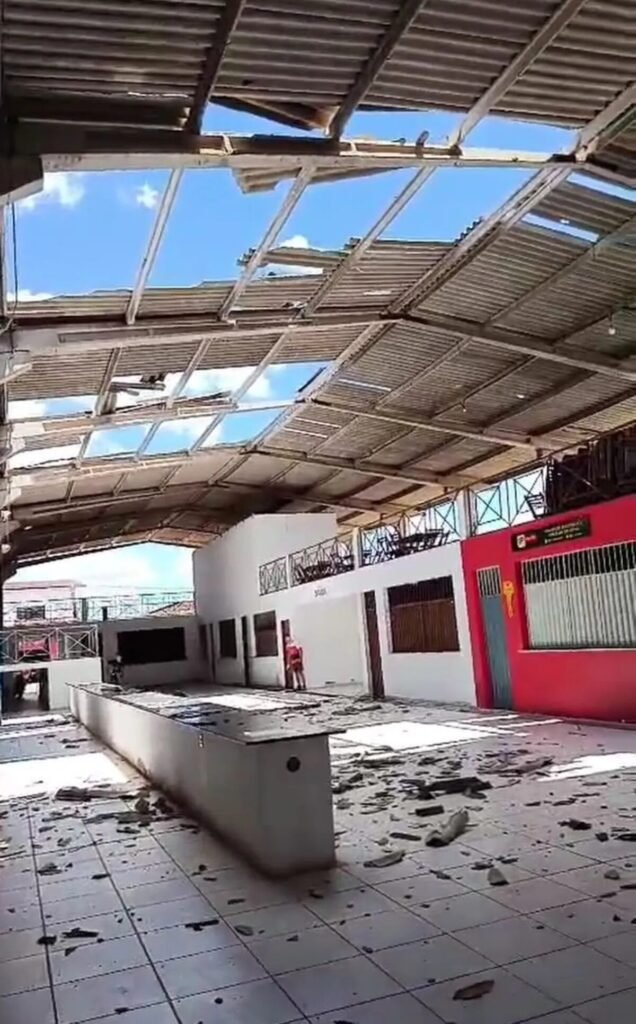 Ventos fortes derrubam parte do telhado de mercado público no interior do RN
